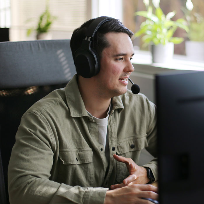 Mitarbeiter mit Headset leistet persönlichen Support für Reinigungsunternehmen bei der Nutzung von CleanManager.